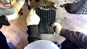 Снимаем старый дополнительный радиатор вариатора